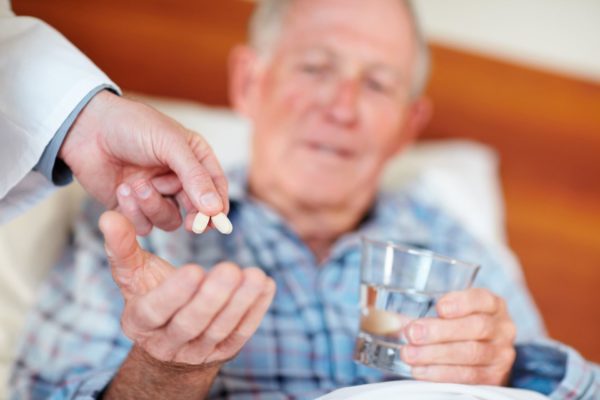 Как принимать лекарства пожилым людям