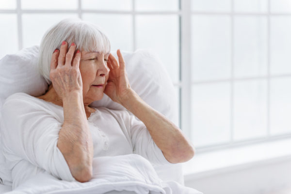 Мигрень в пожилом возрасте: как проявляется, чем лечить?