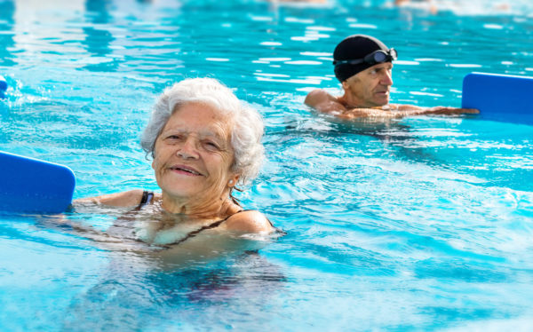 Чем полезно плаванье для пожилых людей