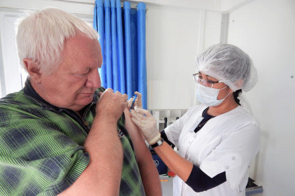 Как правильно подготовиться пожилому человеку к вакцинации от коронавируса?
